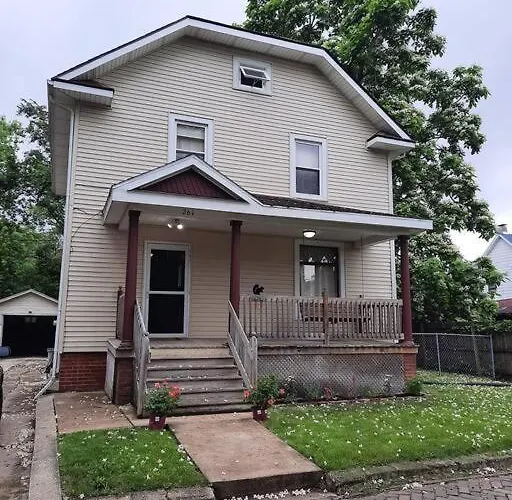 Located 1 Mile From Downtown And Knox College