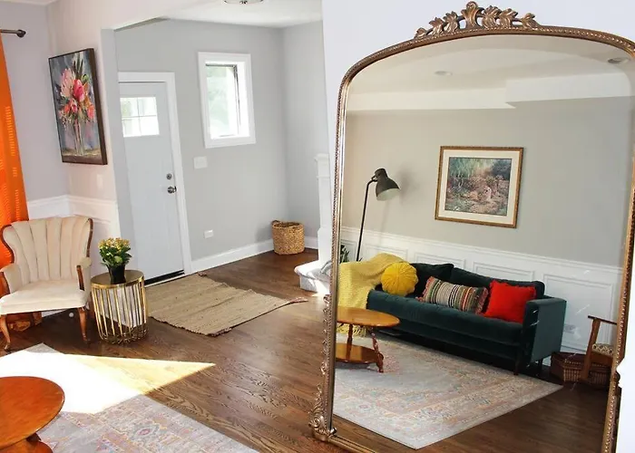 Boutique Garden House Chicago 3-Story Sleeps 12