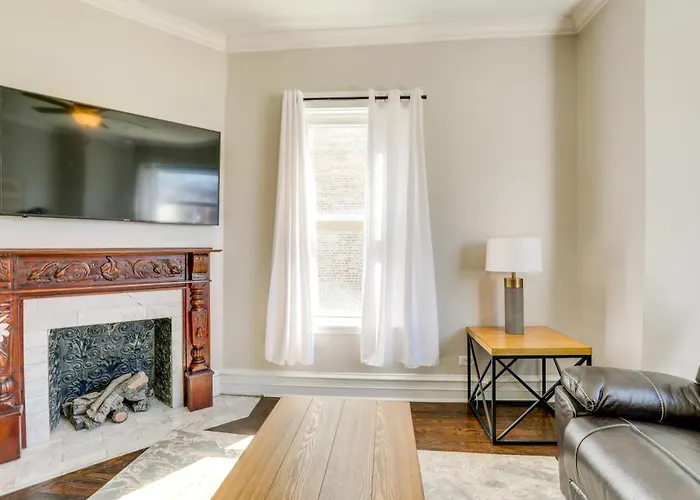 Spacious Chicago Condo W/ Deck < 9 Mi To Downtown!