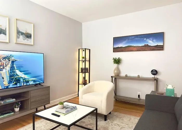 Comfy Retreat In Rogers Park, Prime Location!