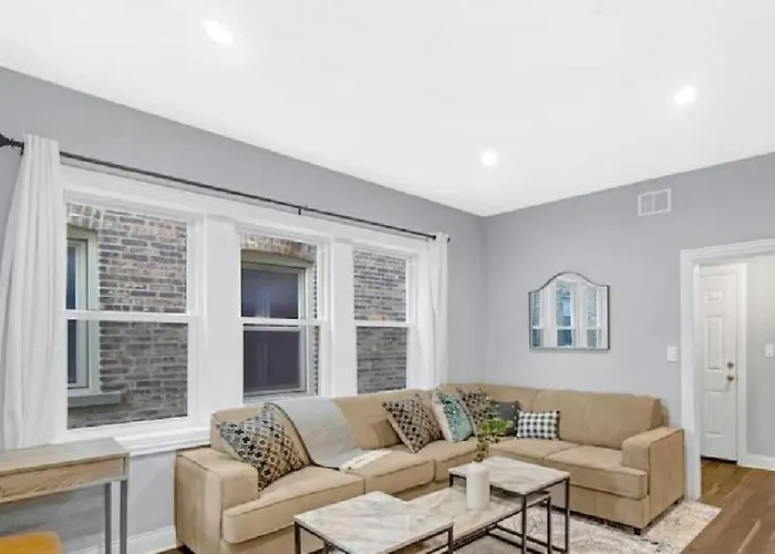 Spacious Haven - 8-Minutes To Chicago - Sleeps 10