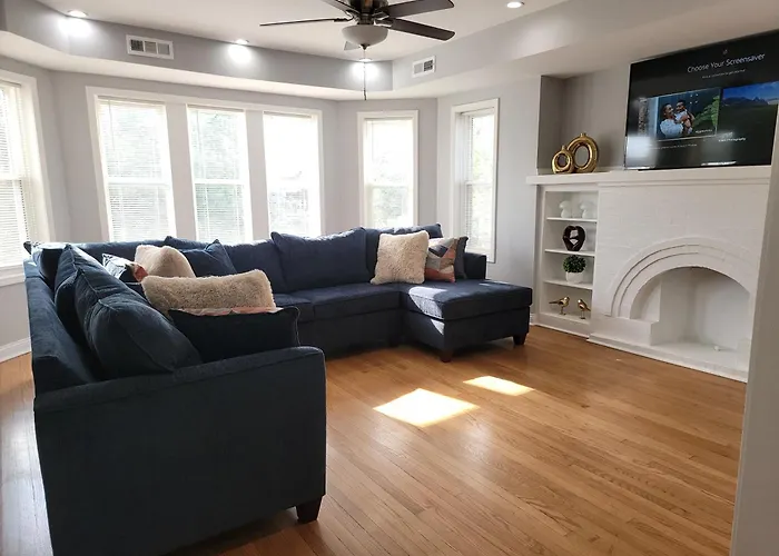 Beautiful Big 3 Bedroom Quiet Apt Near Downtown