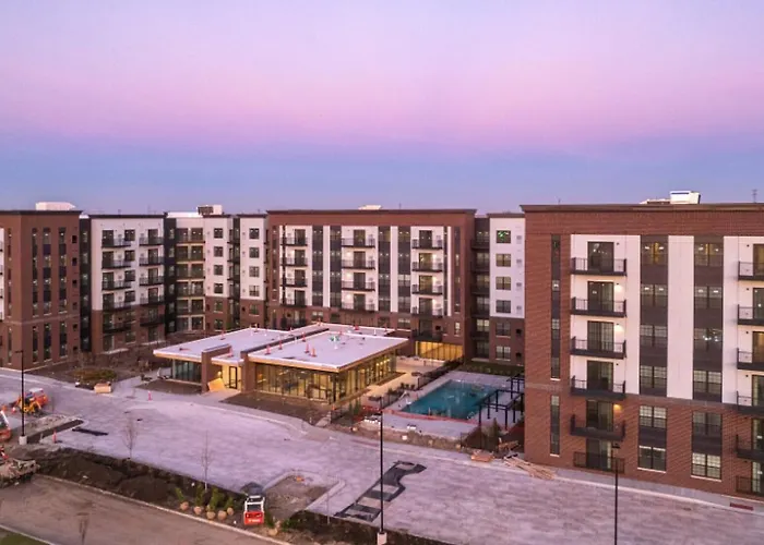Landing At The Residences At Sawmill Station - Studio In Downtown Morton Grove