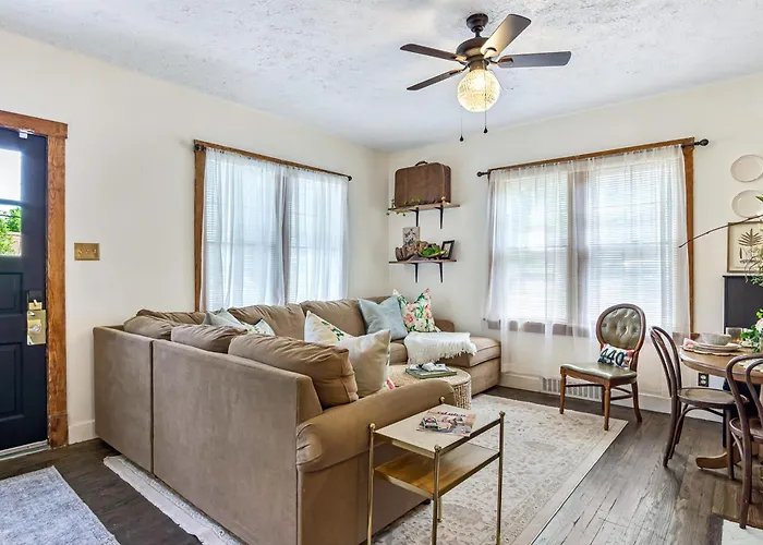 Charming Edwardsville Home: Walk To Downtown!