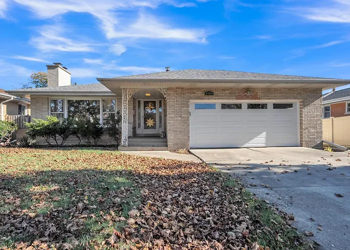 Spacious 2 Bedroom Home In Niles, Illinois With Office, Full Kitchen And 2 Baths