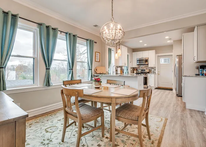 Family Apartment W/ Deck + Yard Near Northwestern