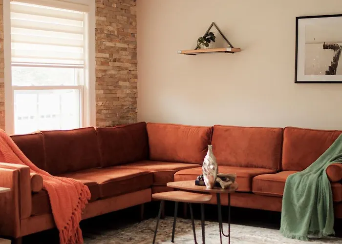 Your Cozy Getaway With Sunroom & Gaming Room