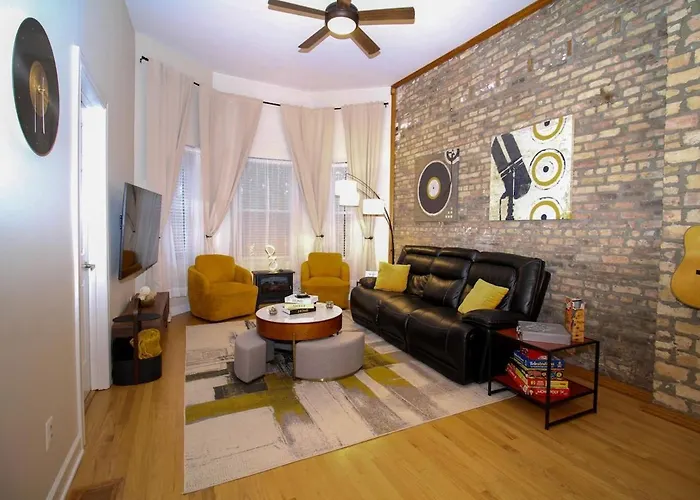 Queen Beds, Long Stay, Garage Parking, Near Train
