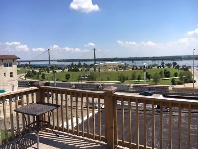 Riverview Loft! Downtown Alton