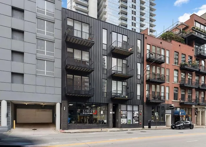 Chic River North Condo 2Br 2Ba With Private Balcony