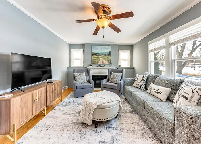 3 Mi To Hospitals: Inviting Rockford Home W/ Yard!