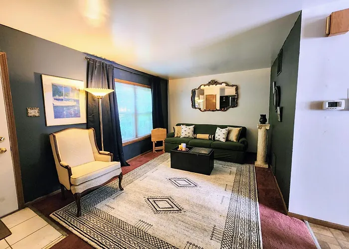 Retro 2 Bedroom Home 6 Mins To United Center With Parking