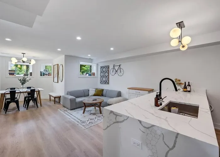 Logan Square Luxury Villa, 3 Beds, 3 Baths