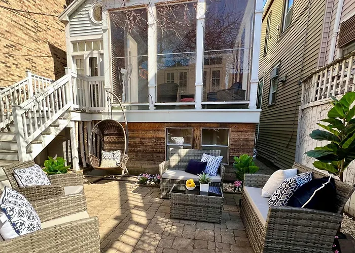3 Bedroom Spacious Home In Ideal Location W Free Parking Back Yard Pets Welcome