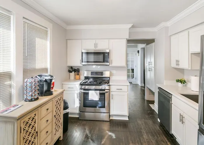 Spacious Home In Dt Libertyville Near Naval Base