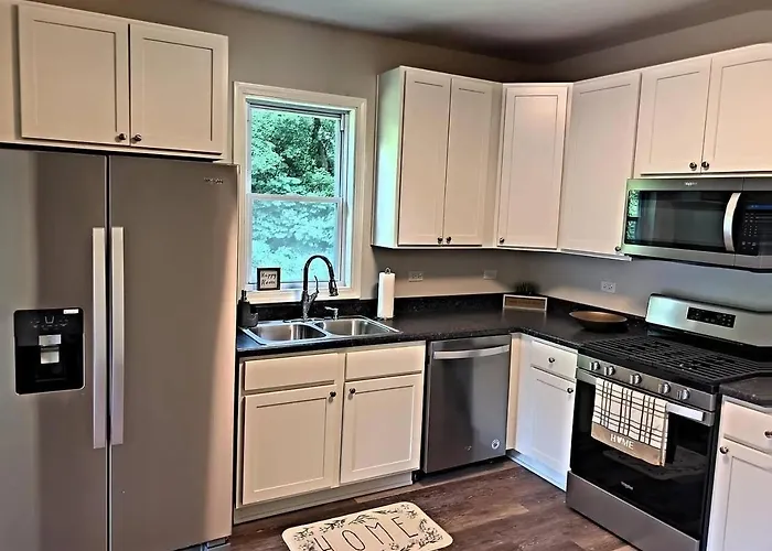 Beautiful Updated Home Near Great Lakes Naval Base