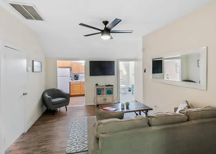 Apt With Heated Garage Libertyville Near Naval Base