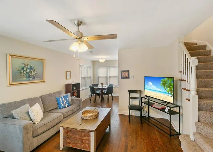 Downtown Libertyville Duplex Near Naval Base