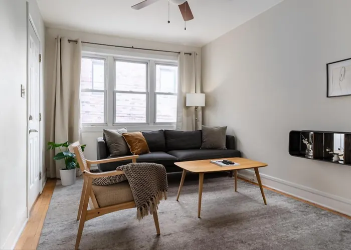Sunlit Apartment In Lively Wicker-Bucktown
