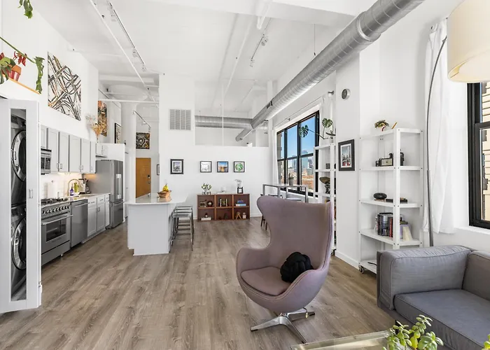 Modern Historic Loft 19Ft Ceilings, Gym, Heated Parking, Skyline Views, Balcony