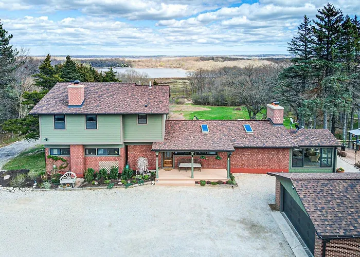 Secluded Luxury Retreat: 15 Acres, Views, Hot Tub