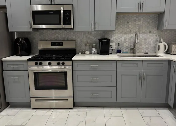 Adorable 2 Bedroom With Free Street Parking