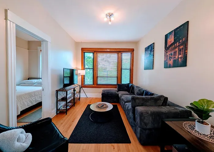 The Roscoe Village Guesthouse