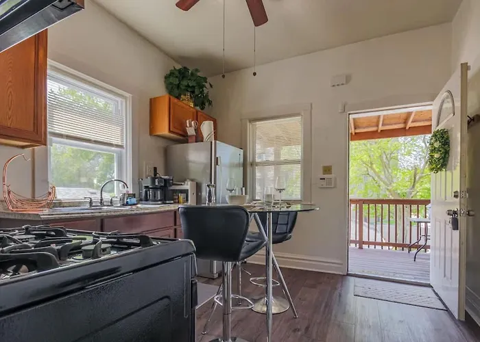 Comfy One Bed Apartment In Forest Park