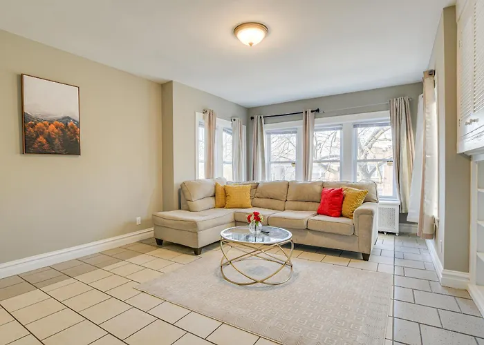 Walk To Devon Avenue & Warren Park: Chicago Apt!