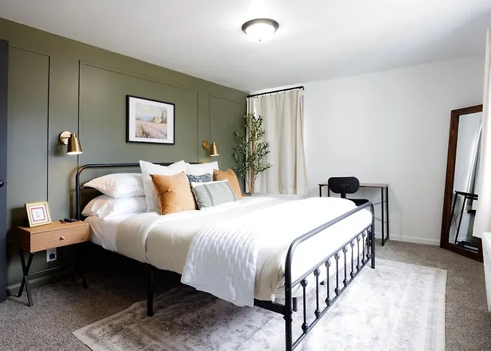 King Bed, Work Desk, Near Hwy, Laundry Room Access