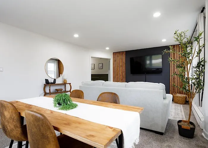 King Size Bed, Near Hwy, Work Desk, Close Parking