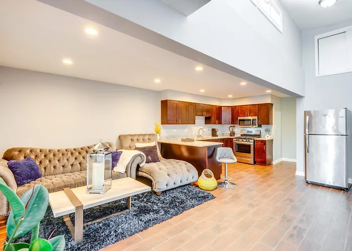 5 Mi To Midway: Walkable Chicago Apartment