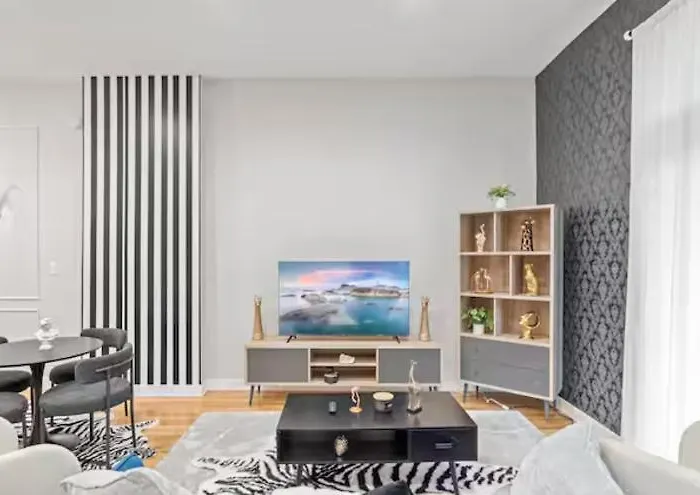 2 Bd 2 Ba Bucktown Safari Flat