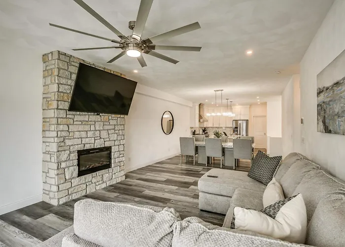 Walk To Mississippi River: Grafton Townhome!