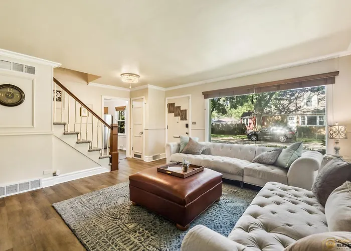Cozy Evanston Villa With Cinema And Massage Sofa