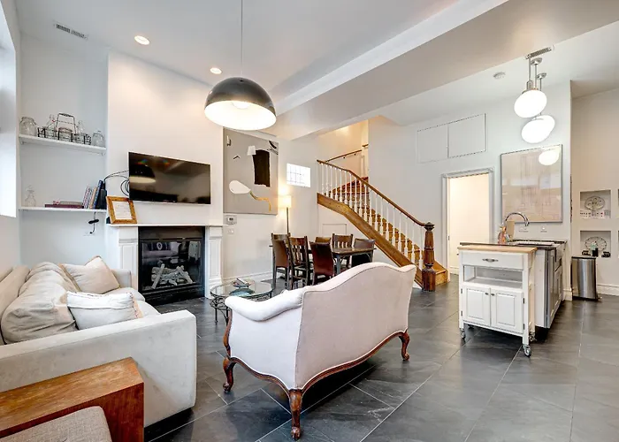 Large Condo With Outdoor Deck In Historic Chicago District Home