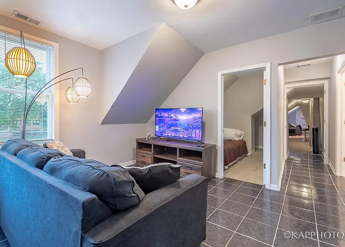 Entire Private Apartment, Near Downtown - Free Parking