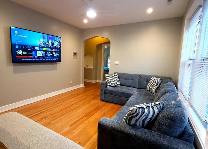 Beautiful 4 Bedroom Apartment Near Everything