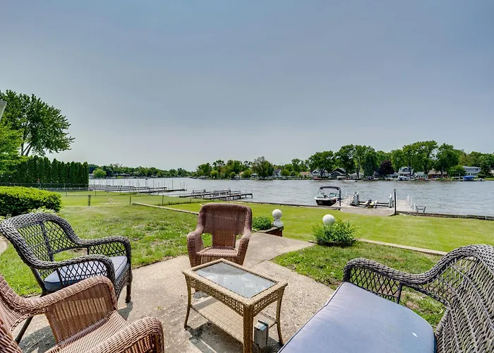 Riverfront Mchenry Home W/ Dock & Kayaks