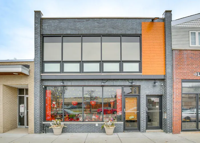 Steps To Shops & Eats: Apt In Portage Park!