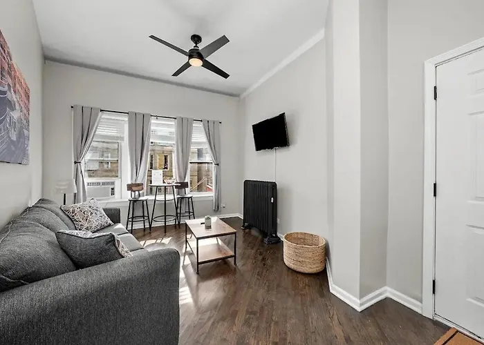 Cozy 1 Bedroom Apt Near Logan Sq