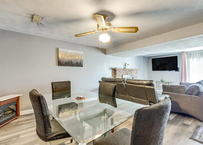 12 Mi To Dtwn St Louis: Family Home W/ Fireplaces!