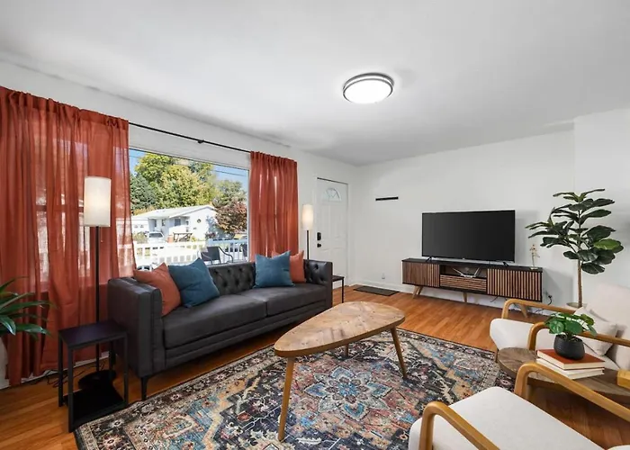 A Pop Of Color - 3Bd In The Heights W 3 King Beds
