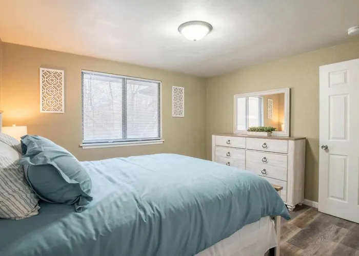 Wood Inn Cozy 2Bd Over The Bridge