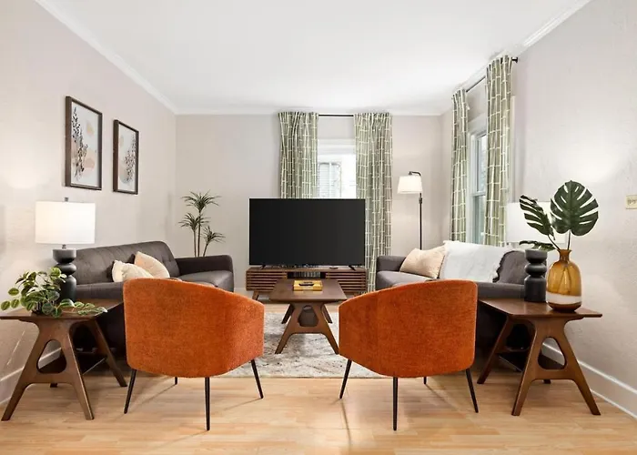 Cozy Mid Century Oasis With 2 King Beds