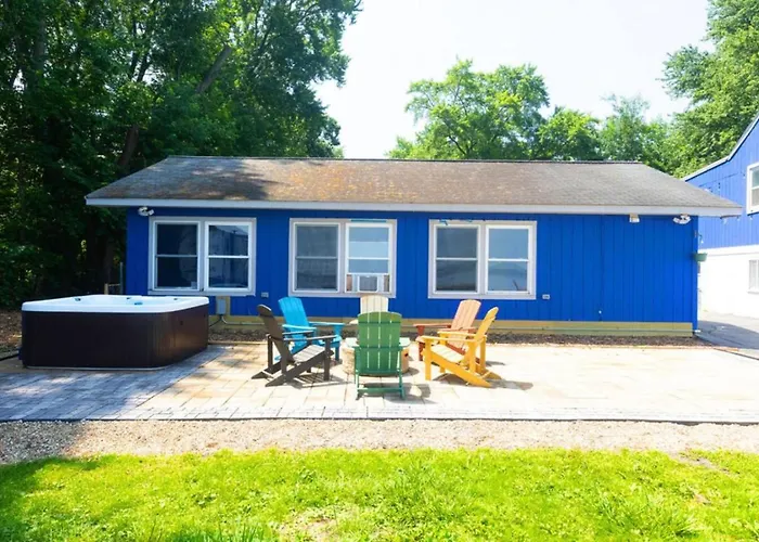 Waterfront 2Br Nautical Cottage On Grass Lake Hot Tub Firepit Year Round Fun