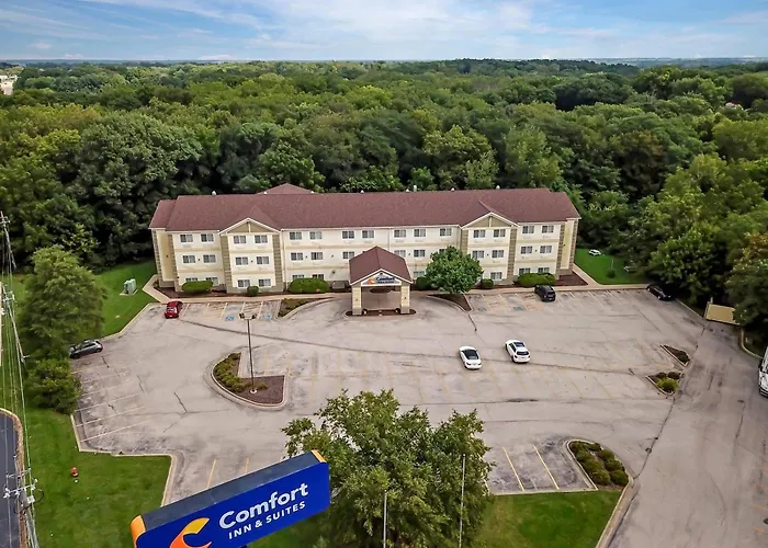 Comfort Inn & Suites East Moline Near I-80