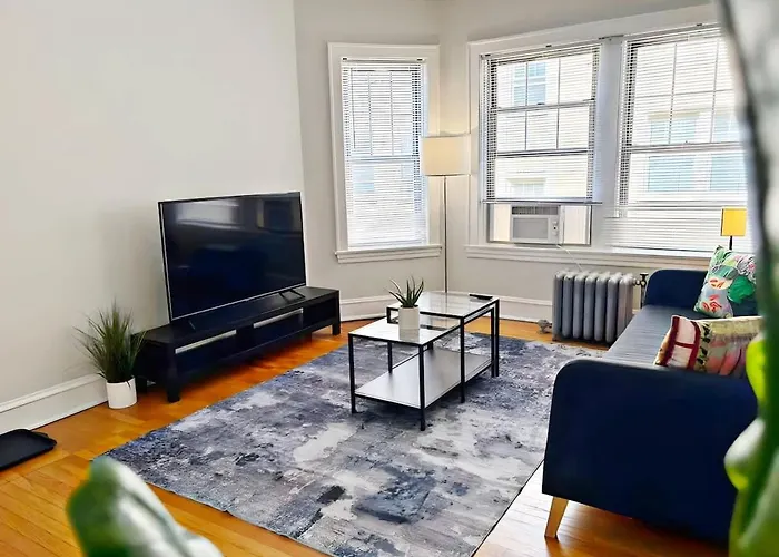 Perfectly Located 1-Bedroom Unit - Hinman D2