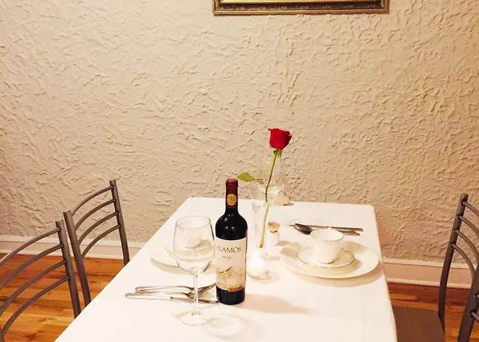 Entire Apartment In Heart Of Lincoln Park & Lake Sea And Beach