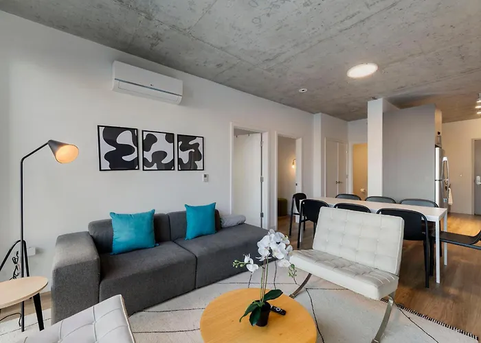Chic 4-Bedroom With Skyline Views & Amenities